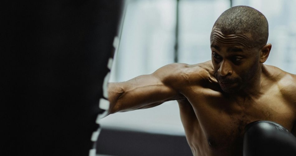 fitbox golpeando saco de boxeo