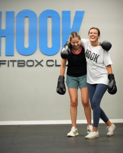 sonrisa, fuerza y confianza en el entrenamiento fitbox