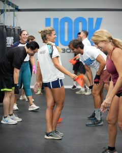 clase grupal de fitbox para liberar ansiedad y estres